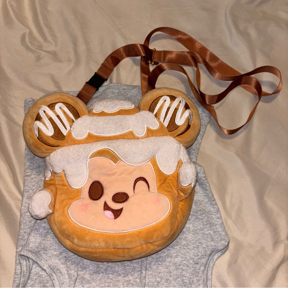2023 Disney Parks Munchlings Mickey Mouse Crossbody Bag Cinnamon Swirl Bun